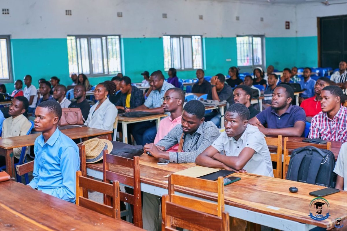 ACCUEILLE DES NOUVEAUX ÉTUDIANTS DE MASTER À LA FACULTÉ DES SCIENCES INFORMATIQUES